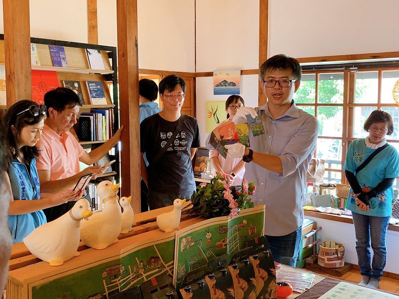 羅東鎮長吳秋齡主持 moku旅人書店開幕儀式