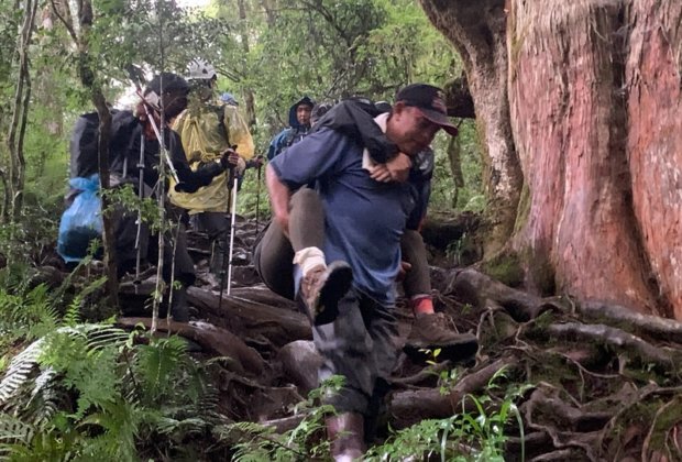 攀登加羅湖山女登山客腳踝受傷 消防人員搬運下山