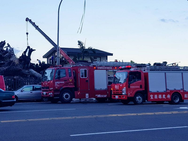 羅東林管處儲木場發生火警 出動大型吊車協助救火