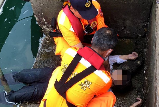 女子跌落朝陽漁港 海巡安檢人員救上岸