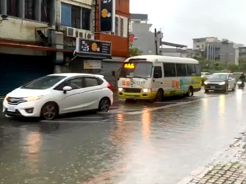 瞬間大雨宜蘭市區多處淹水!