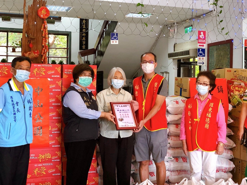 羅東鎮公所轉贈中元普渡供品給鎮內五家慈善機構