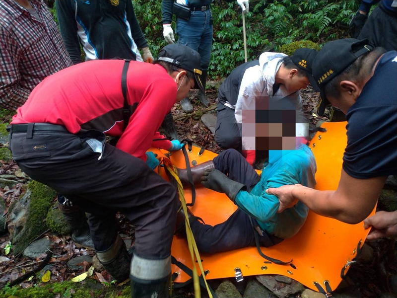 85歲老翁上山採竹筍失蹤消防人員搜救送醫