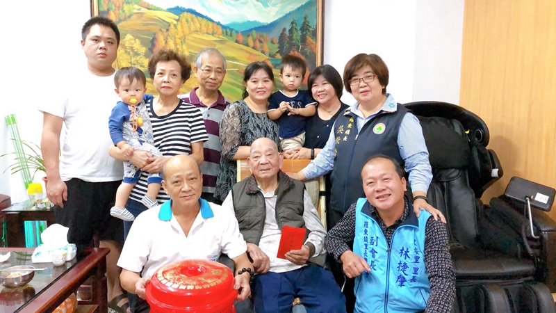 為表達對長者關懷之意，羅東鎮公所於重陽節前夕致贈鎮內65歲以上長者重陽禮金。