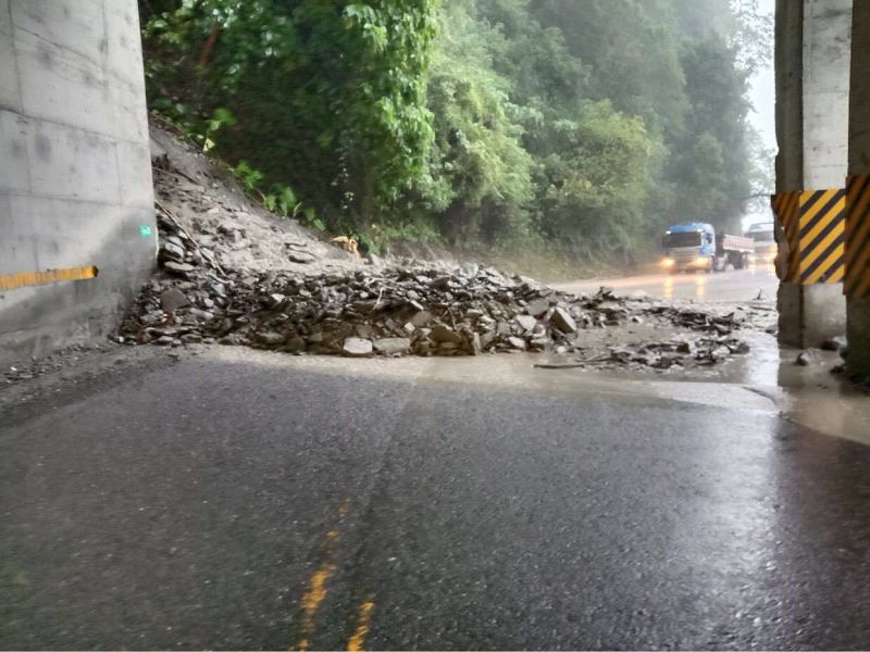 近日宜蘭因受東北季風共伴效應影響，造成豪雨不斷，今日上午蘇花公路39.5k觀音路段發生邊坡坍方。