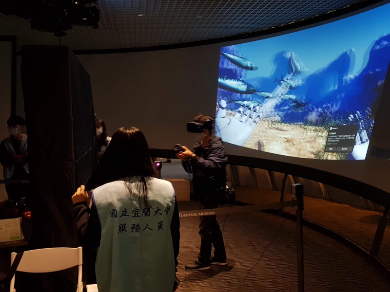 「海底探險」是一款以蘭陽博物館展示魚類為重要角色,所設計的虛擬實境遊戲。