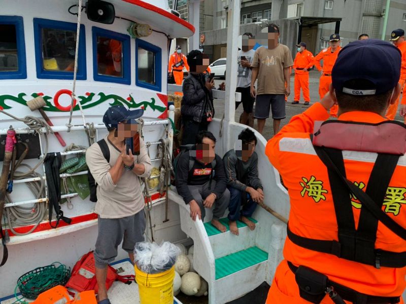 2艘蘇澳籍漁船三貂角海面擦撞 一漁船沉沒8名漁工安全獲救