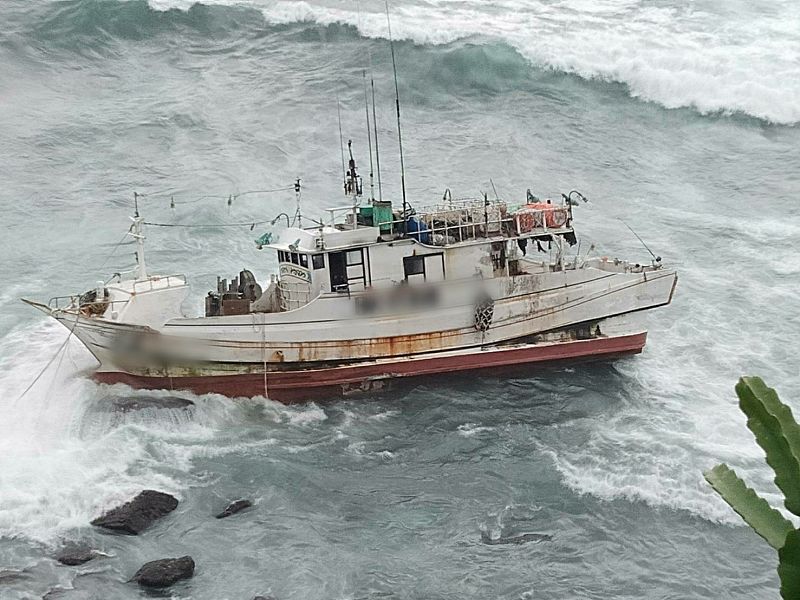 源勝88號漁船擱淺 獲海巡、消防局將人、船救援上岸