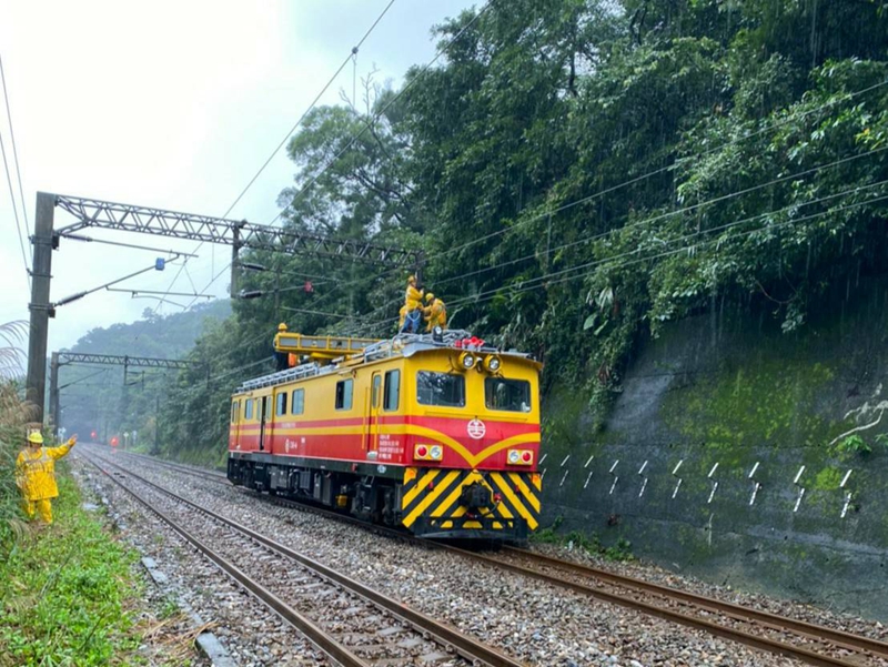 臺鐵瑞芳-猴硐邊坡滑動封軌搶修 影響夜間宜蘭往台北447及251班次