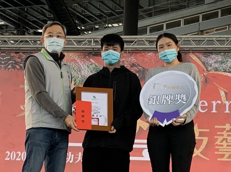 來自雲林縣的「第一名 第二名」隊的吳宜蓁及何智文獲得銀牌獎，抱回獎金2萬元。