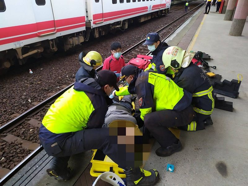 婦女跌落月台救難人員爬入普悠瑪車底救人