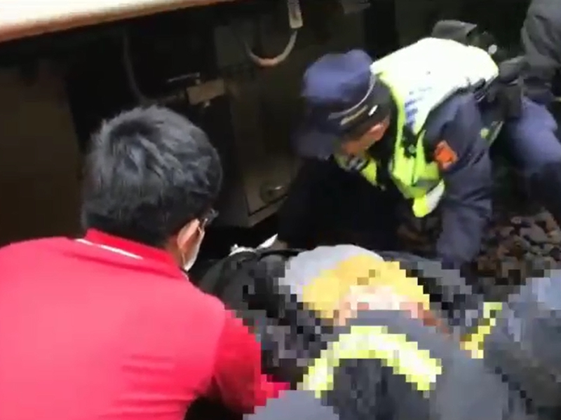 婦女跌落月台救難人員爬入普悠瑪車底救人