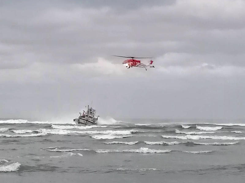 漁船擱淺直升機吊救5人!