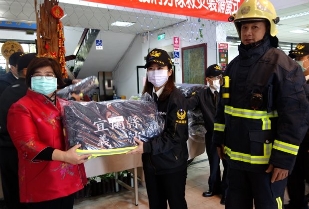 羅東鎮公所捐贈消防救災設備 維護打火兄弟安全