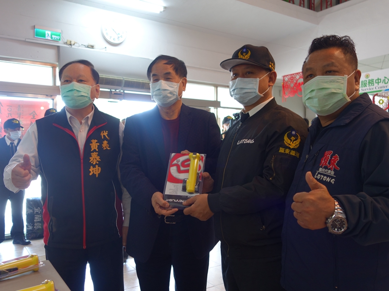 羅東鎮公所捐贈消防救災設備 維護打火兄弟安全