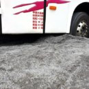 很天兵吔!居然把遊覽車開上神秘海灘上 GG了!