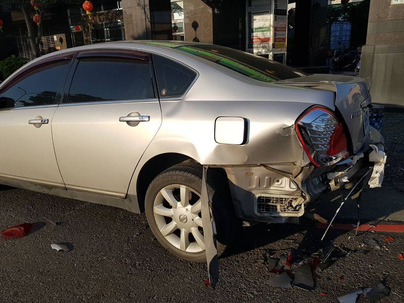 羅東鎮光榮路停靠在路邊的整排汽車，被一輛急駛的自小客車撞擊得肢離破碎。