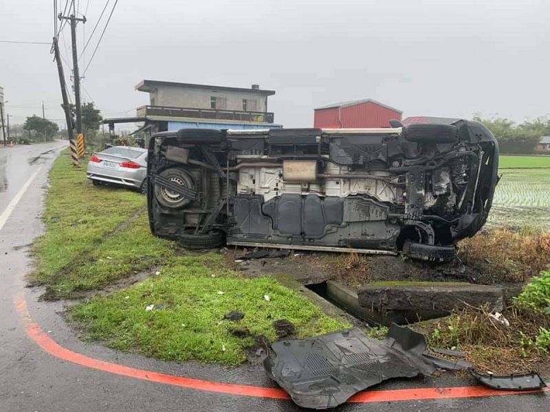 五結鄉孝威村今日上午發生箱型長照接送車與自小客車相撞車禍。