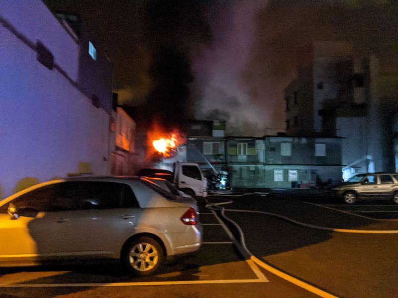 宜蘭縣政府消防局17日晚間11時據報，冬山鄉中正路南1巷一家民宅發生火警。