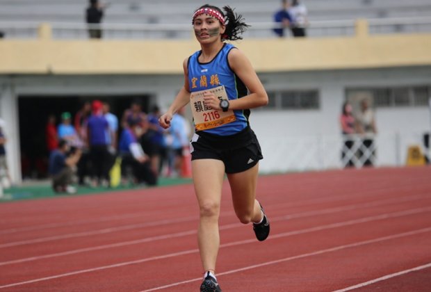 宜蘭縣隊的賴庭萱以4分57秒22的成績勇奪公開女子組1500公尺冠軍