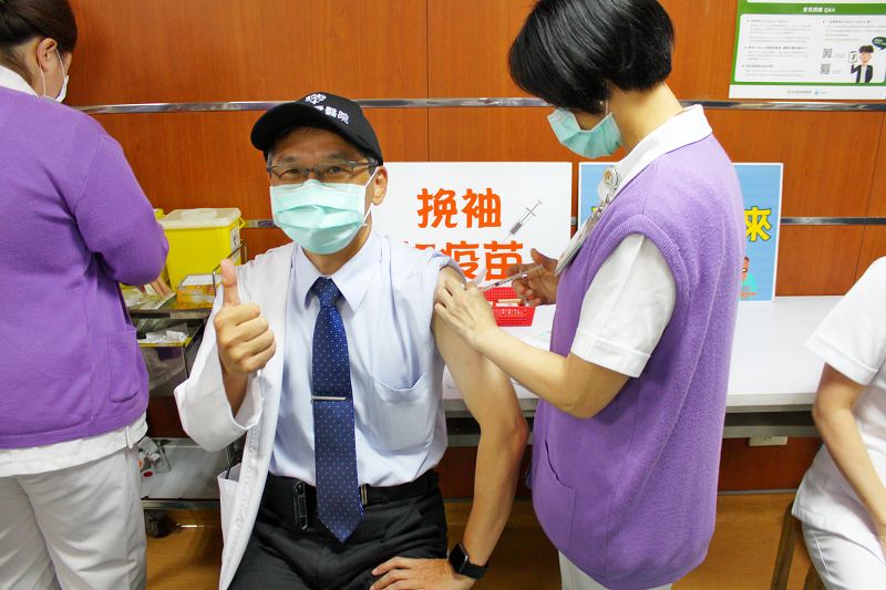 羅東博愛醫院院長盧進德今（26）日上午帶領10名醫護同仁施打AZ疫苗，完成博愛第一批接種。