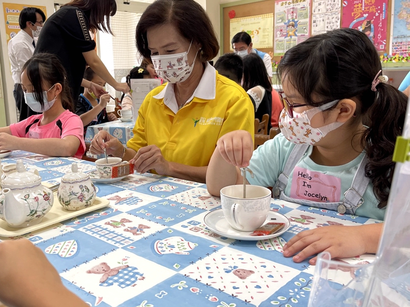 林姿妙在中興國小學童學習西式下午茶禮儀中，見証了學童的雙語課程