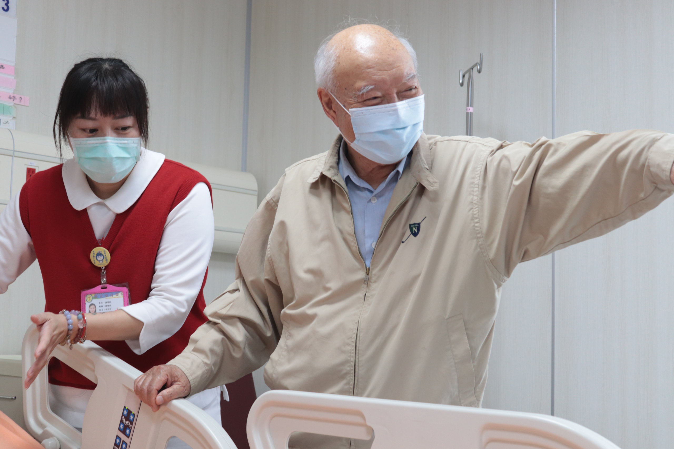 台大教授朱龍英捐贈174張電動病床給羅東聖母醫院