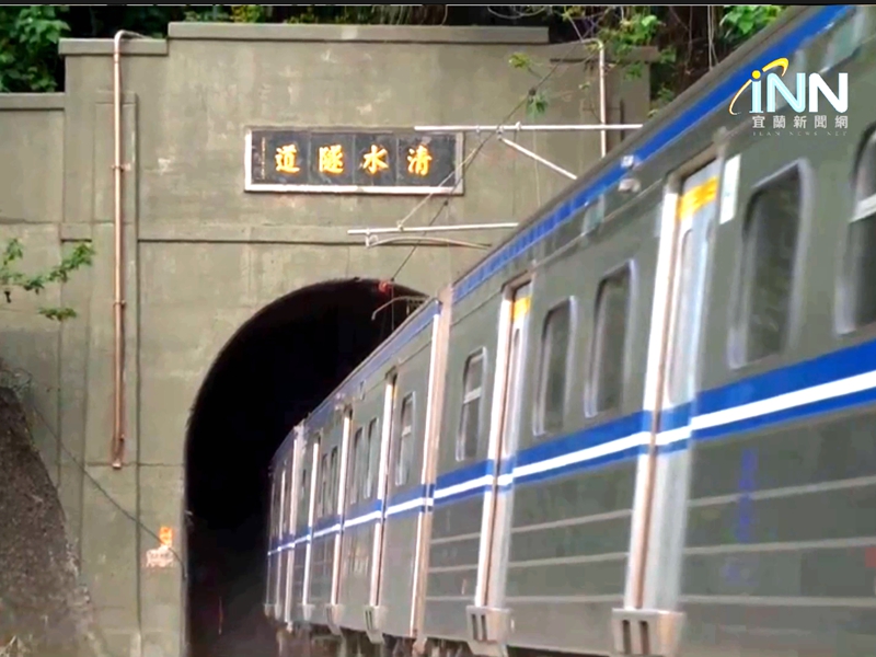 太魯閣號出軌搶修完成後首班車通車進清水隧道