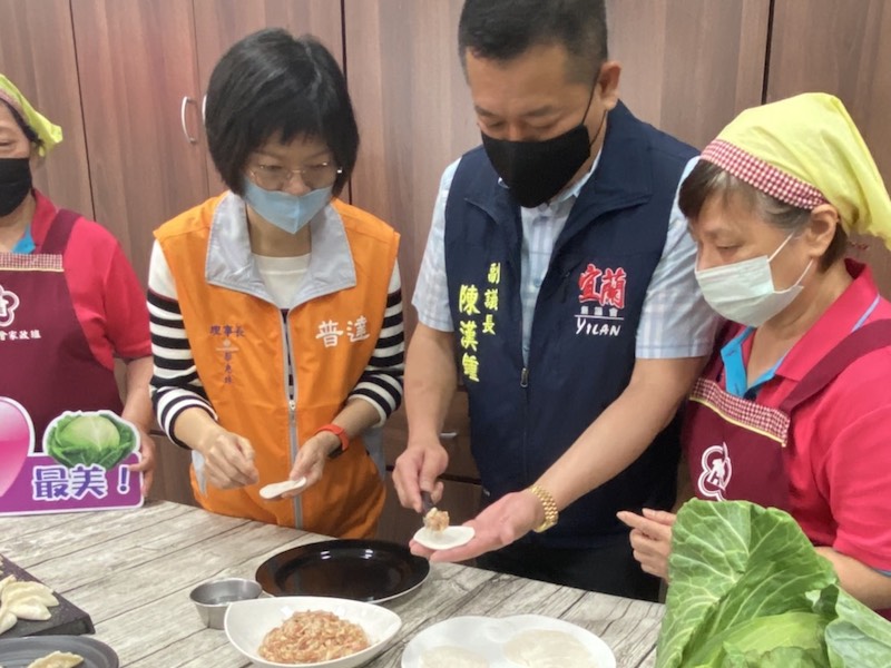 陳漢鍾與好友向南山地區農友購買900箱的高麗菜，辦理「鍾愛無界~農來做愛心」高麗菜及高麗菜水餃義賣活動。