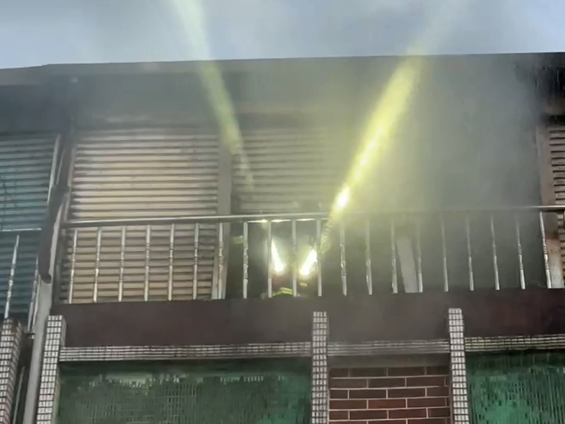 羅東南盟路火災打火兄弟正在3樓鐵皮屋排煙作業
