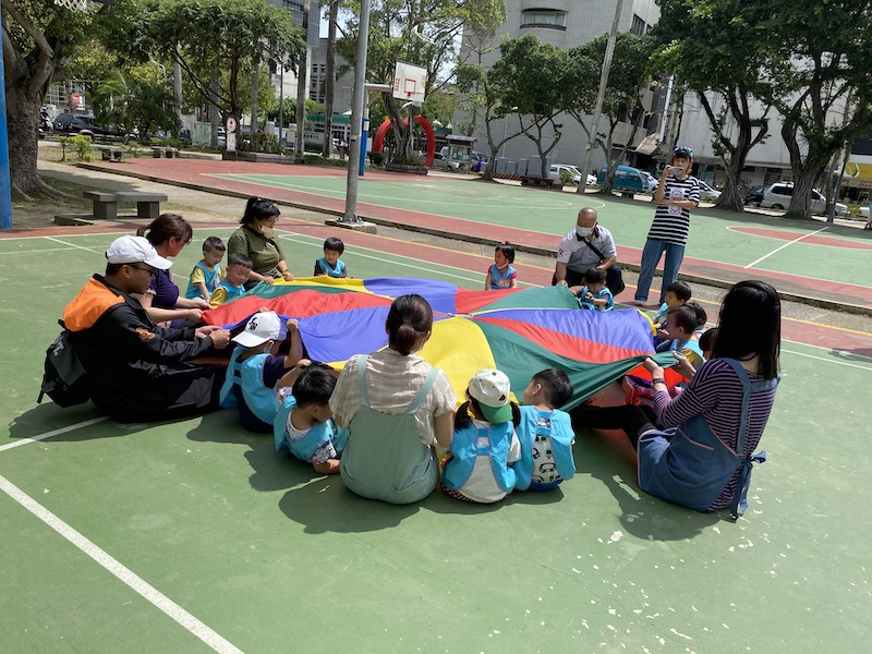 台北市中山區一所國防部大直非營利幼兒園,4月27日於校園牆外培英公園,創辦一場短短一小時的課外活動「親子野餐會」。