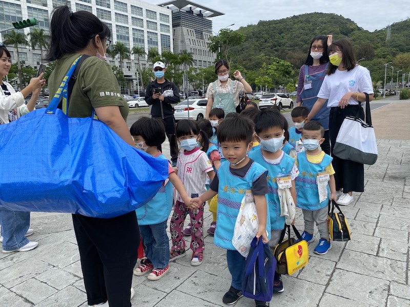 為促進社會人與人互動扎下根基,推動「小小野餐派對」全家一起同樂,藉以增進代間連結,讓孩子們感受野餐的趣味,讓家長回味兒時的記憶。