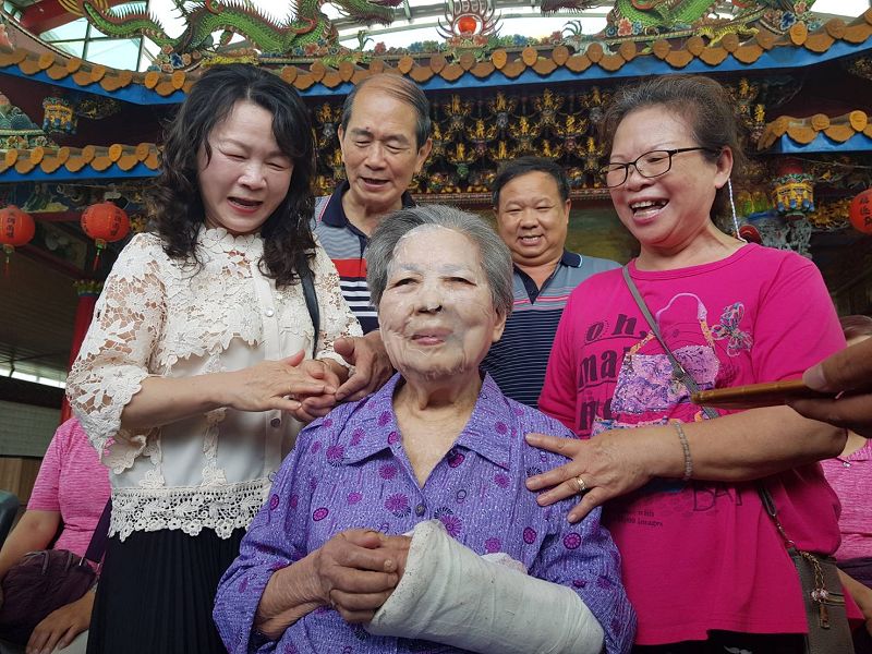 98歲阿嬤首度體驗敷面膜 歡度與眾不同的母親節