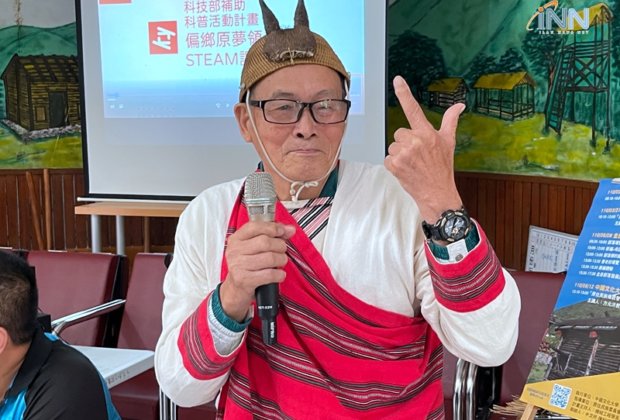 金岳村耆老羅添財(85歲)，堂課中教學員原住民話
