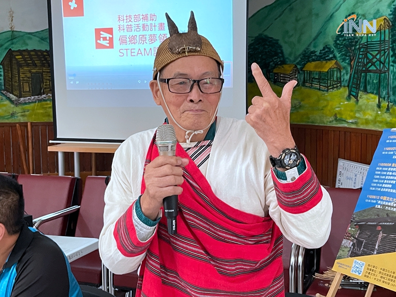 金岳村耆老羅添財(85歲)，堂課中教學員原住民話
