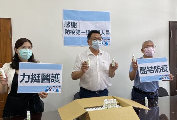 陳歐珀與民間企業捐贈四千瓶抗菌洗手乳慰問醫護人員