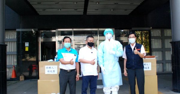 副議長陳漢鍾代好友駿熠電子捐千件隔離衣給縣消防局!