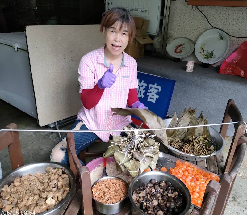 這位“粽子達人”-“阿祖的故鄉”美能老闆娘，人美又能幹，曾經在台北市極富盛名的「中山市場雙園燒臘店」工作幾十年，當年雙園燒臘店的粽子，曾經都出於她之手。