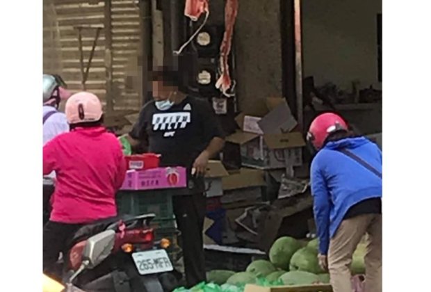 水果攤商叫賣口罩戴下巴罰不怕!? 網友指「老鼠屎 惡劣的攤販!」