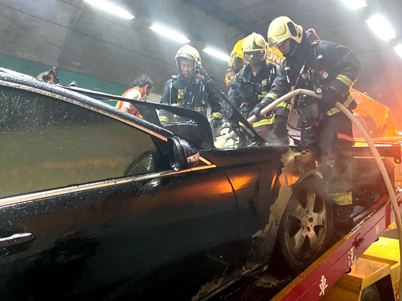 國五雪隧南下25.3公里處 發生拖吊車上的故障車起火!