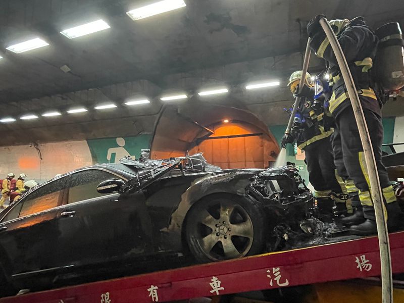 國五雪隧南下25.3公里處 發生拖吊車上的故障車起火!