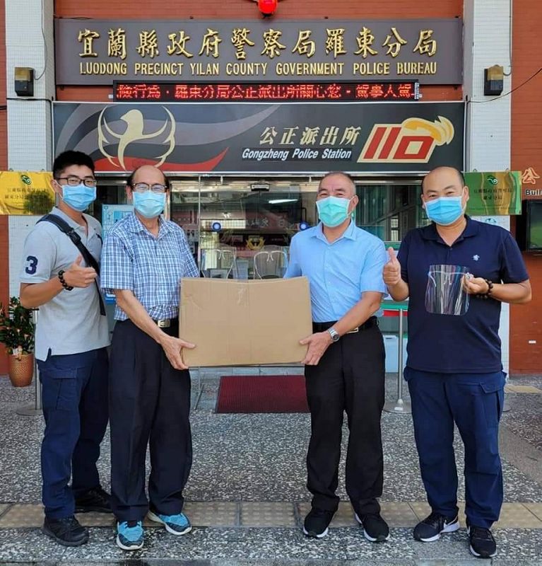 東春化妝品公司董座林茂輝致贈五千個防疫面罩給軍警