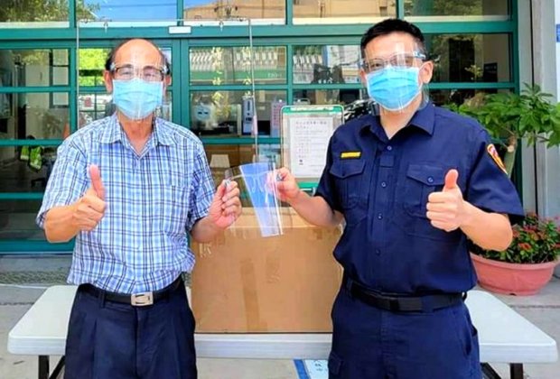 東春化妝品公司董座林茂輝致贈五千個防疫面罩給軍警