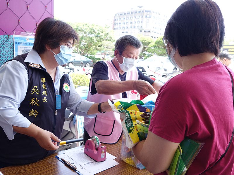 羅東鎮長吳秋齡表示，鎮公所也加送防疫物資希望能幫助鎮民共同抗疫。