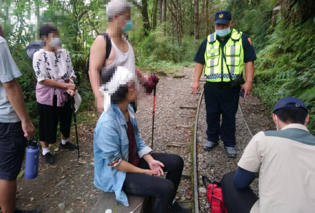 太平山見晴步道女遊客拍照 失足滑落邊坡送醫救治