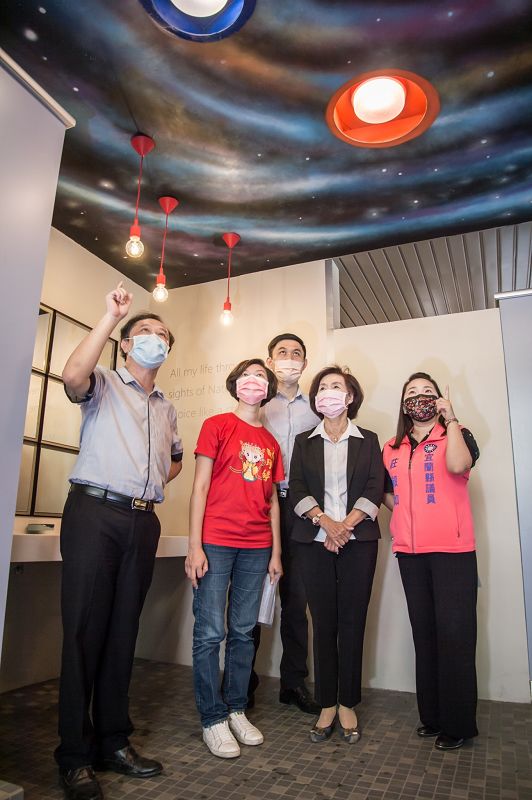 國華國中廁所有 八大行星及數理圖案!