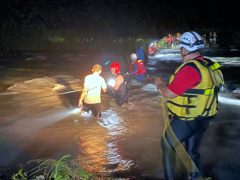 20名登山客南澳鄉扇子瀑布溯溪受困救出!