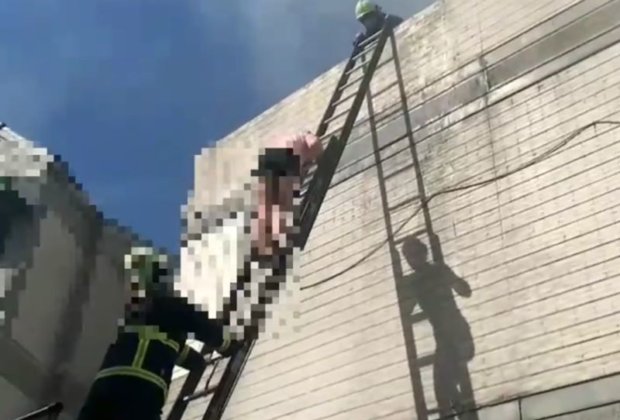 蘇澳住宅火警消防員從3樓陽台救出一對母女!