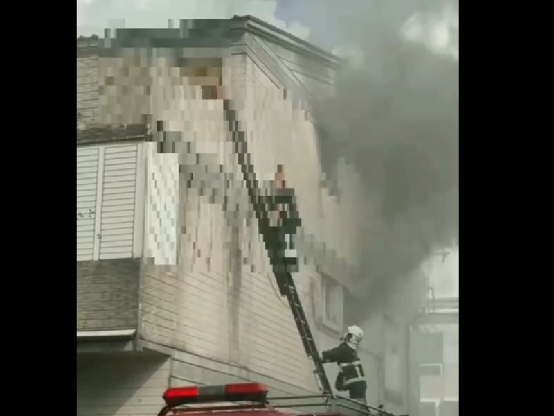 蘇澳住宅火警消防員從3樓陽台救出一對母女!