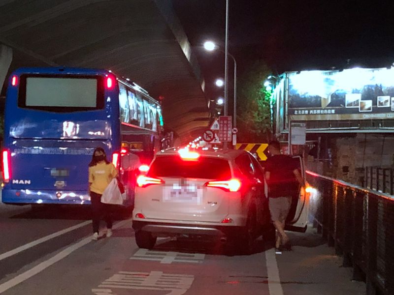 國五南下五結招呼站 遭自小客接車佔用 危及旅客下車安全!